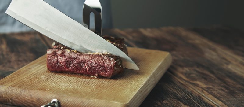 japan-messer.at-japanisches Messer bei der Arbeit-wie von Zauberhand durch das Fleisch geschnitten