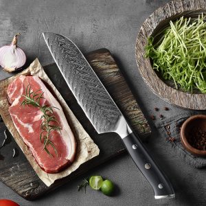 Japan-messer.at-japanisches Santoku Damast beim kochen