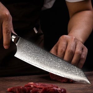 Japan-messer.at-japanisches Kiritsuke Damastmesser beim schneiden