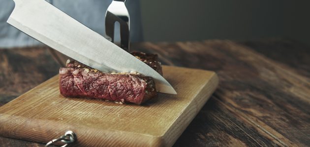 japan-messer.at-japanisches Messer bei der Arbeit-wie von Zauberhand durch das Fleisch geschnitten